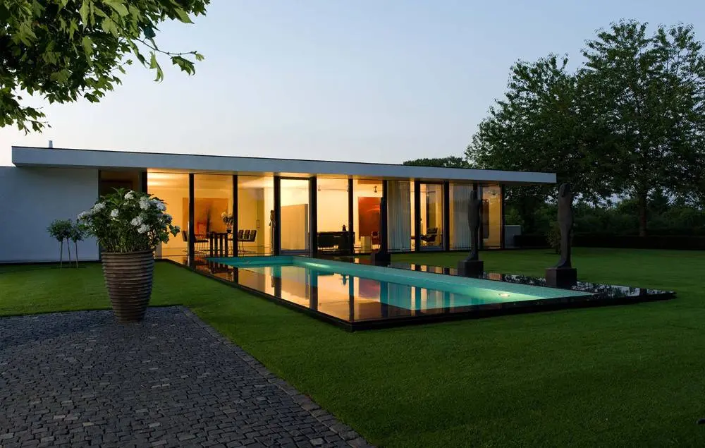 Architektur und Terrasse mit Pool